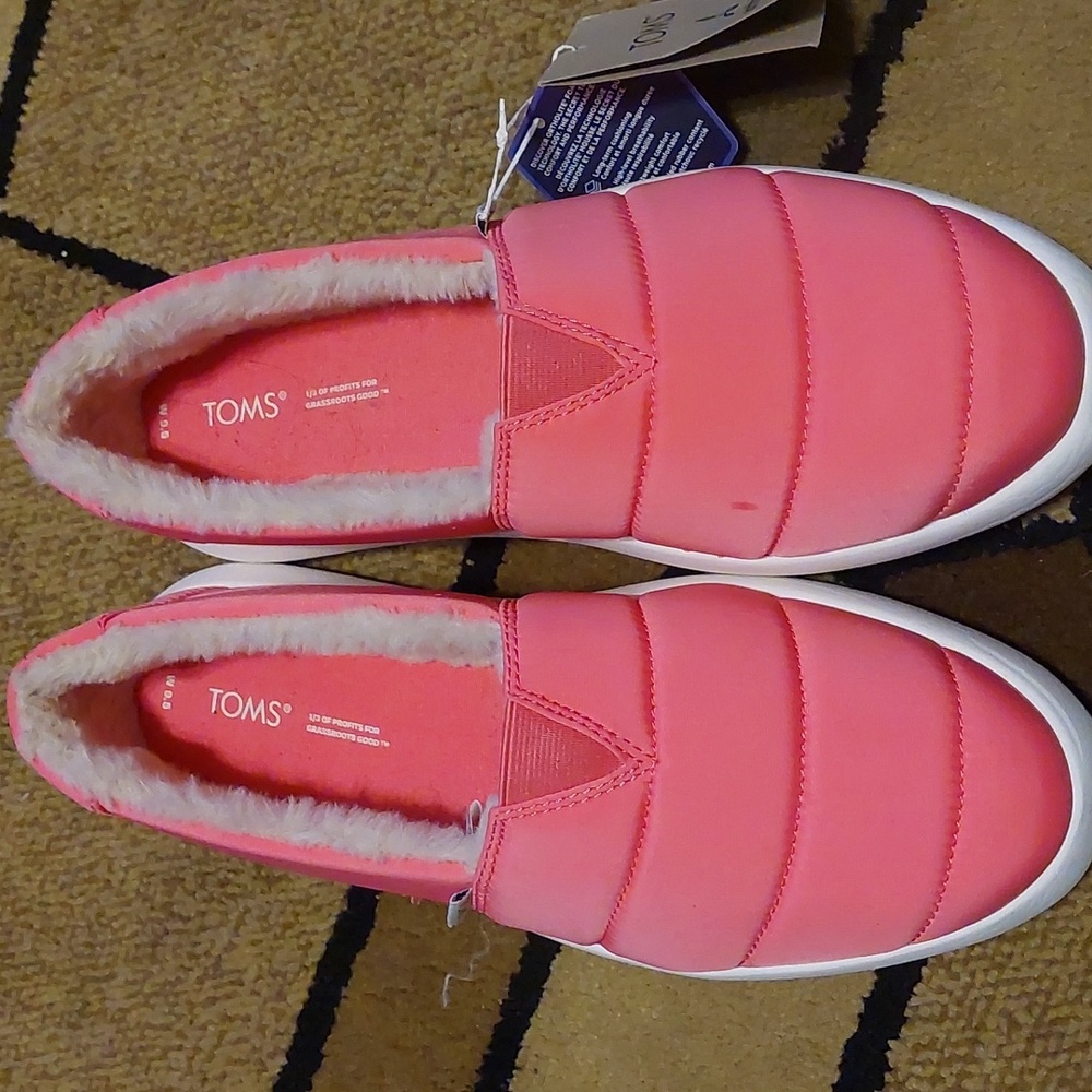 Brand new pair of TOMS women's size91/2 M
